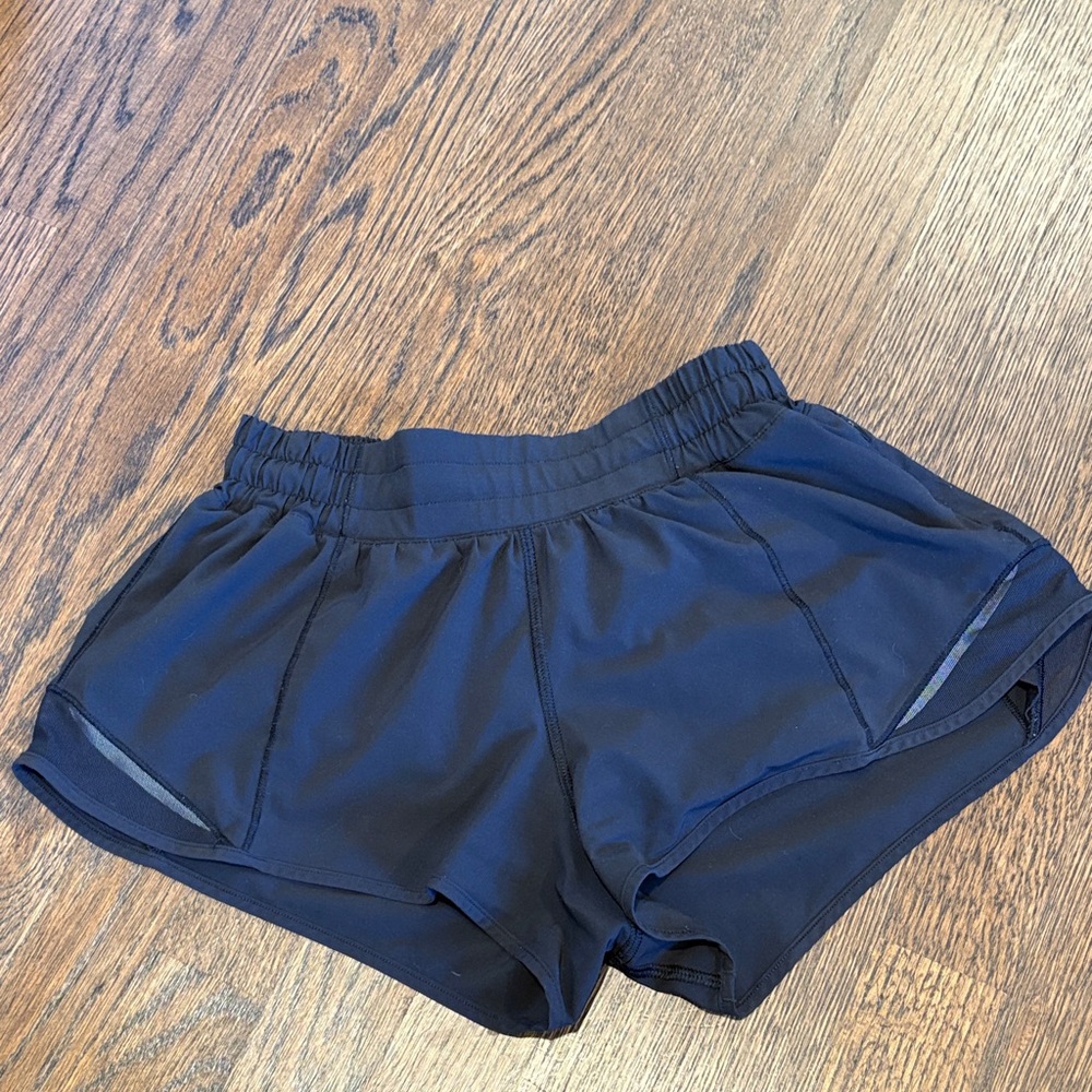 Lululemon 2.5” LR hotty hots